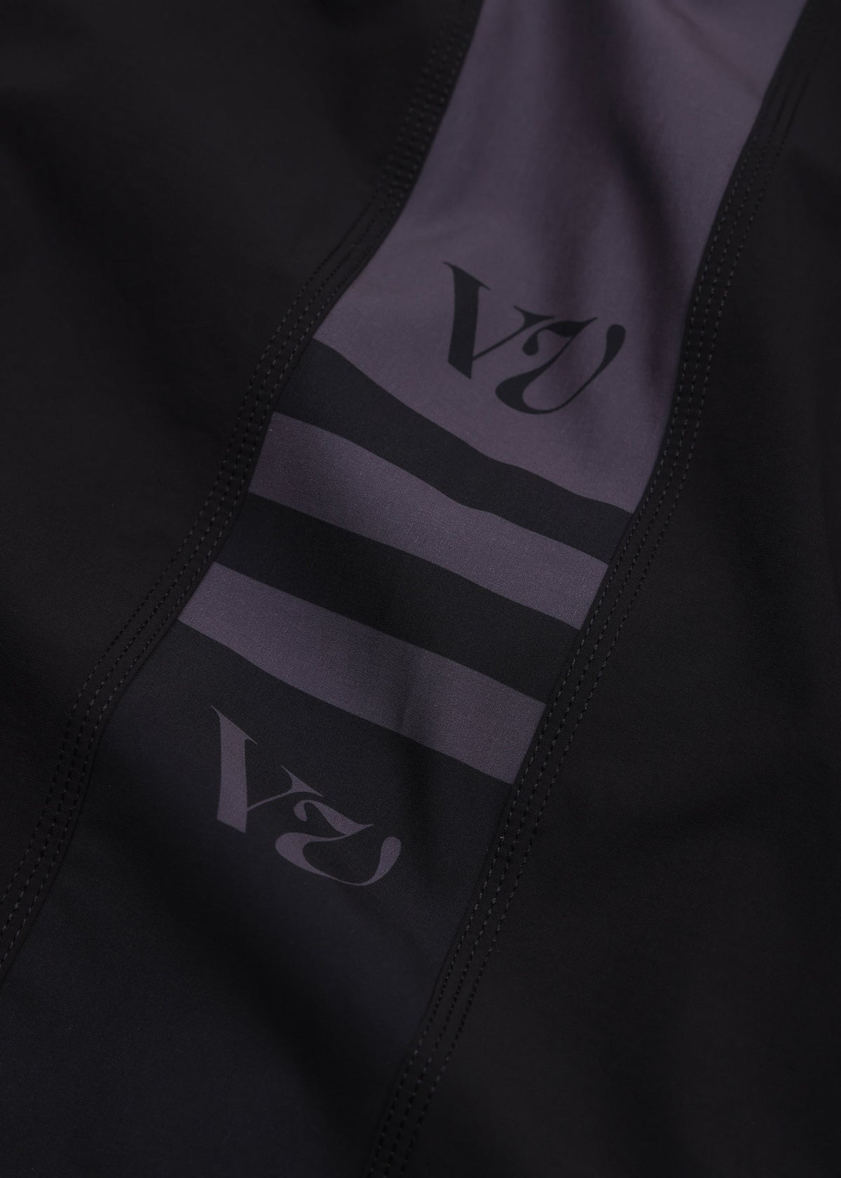 DISCLOSURE 20" TRUNK : BLACK CHARCOAL